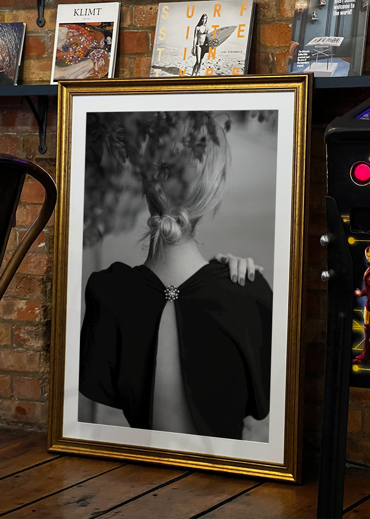 Detaljer om en klänning och kvinna