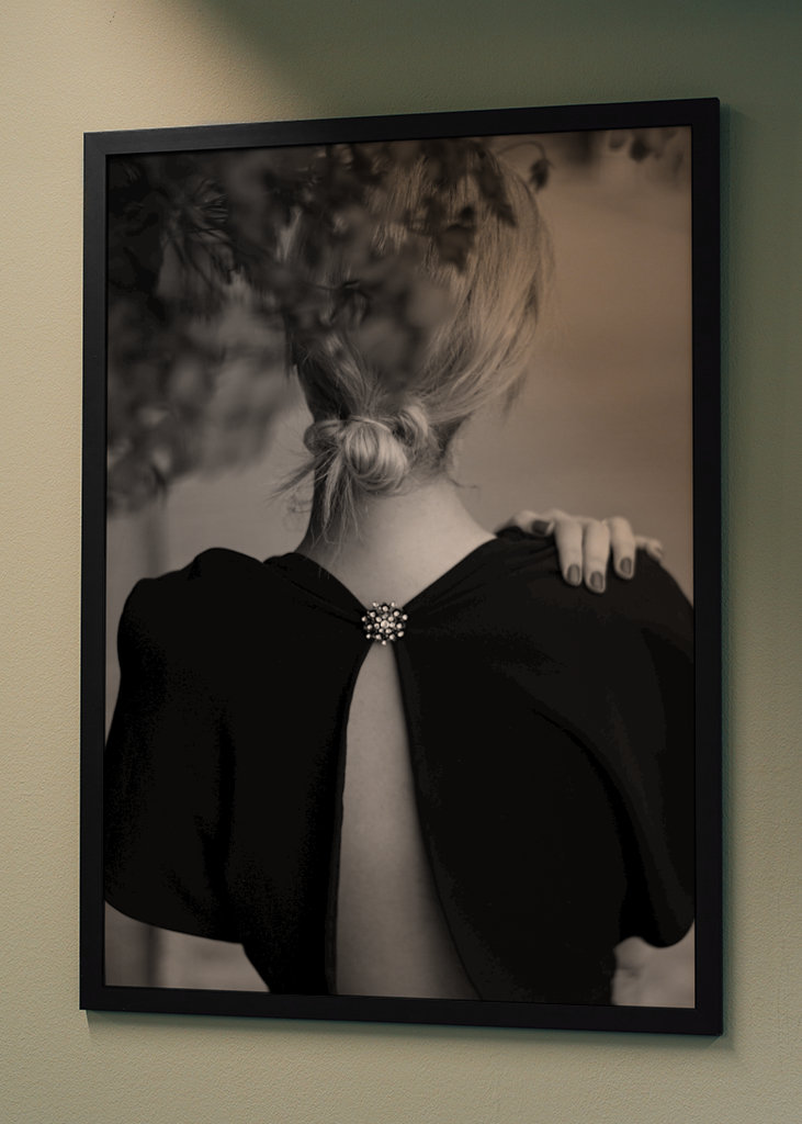 Detaljer om en klänning och kvinna