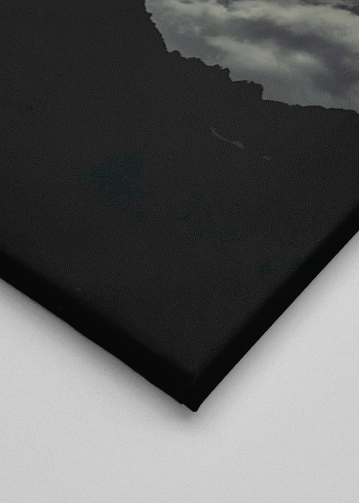 El planeta Marte sobre las montañas