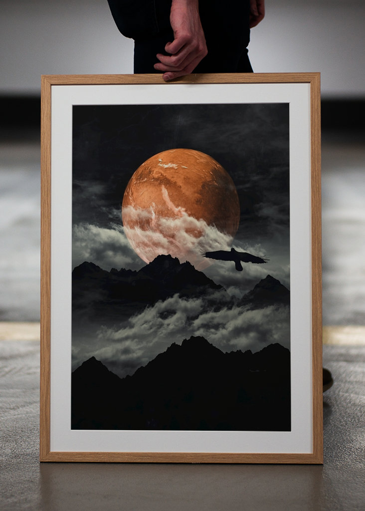 El planeta Marte sobre las montañas