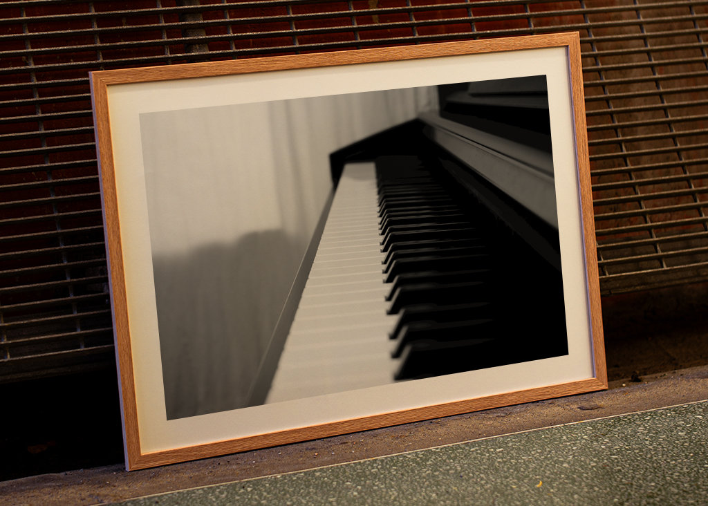 Piano (B/W)