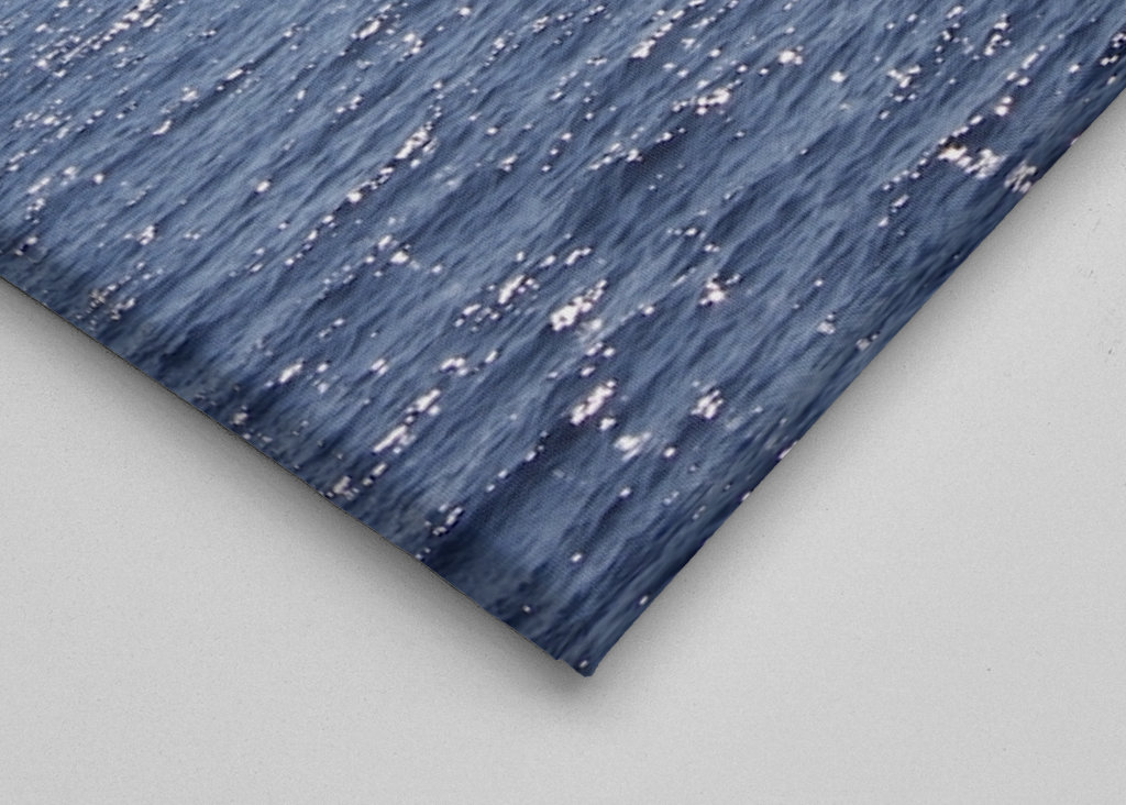 Żaglówka na musującym morzu