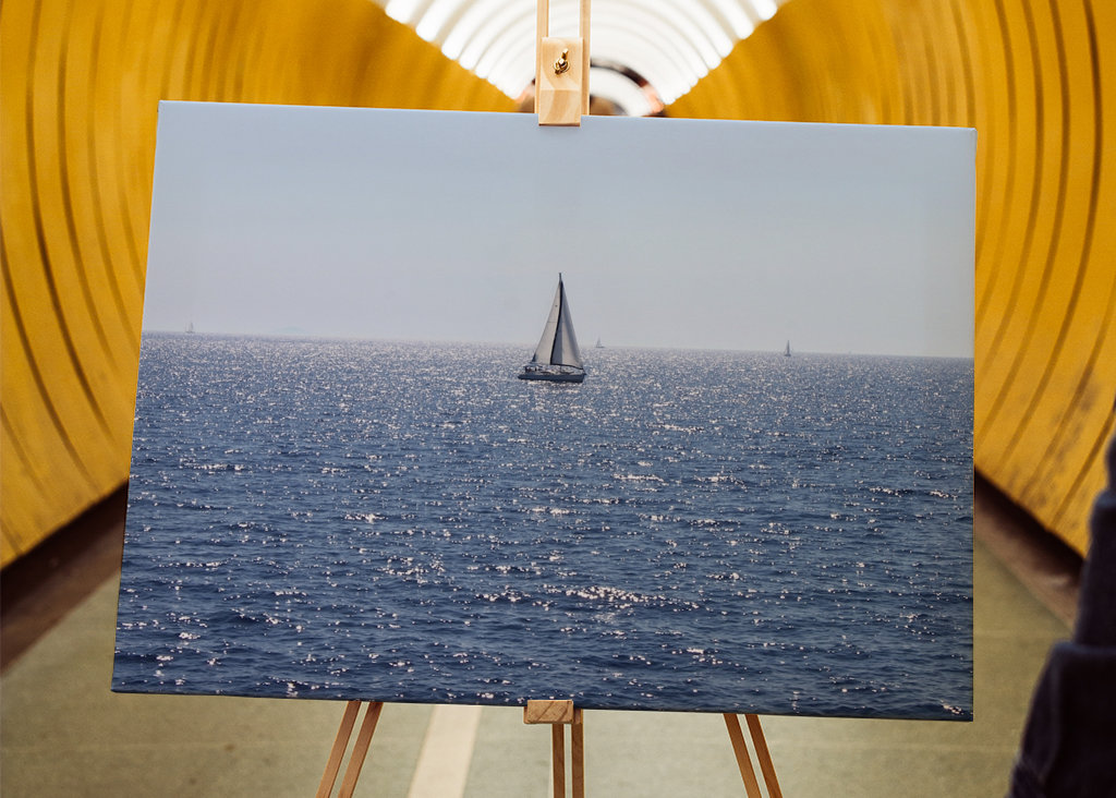 Żaglówka na musującym morzu