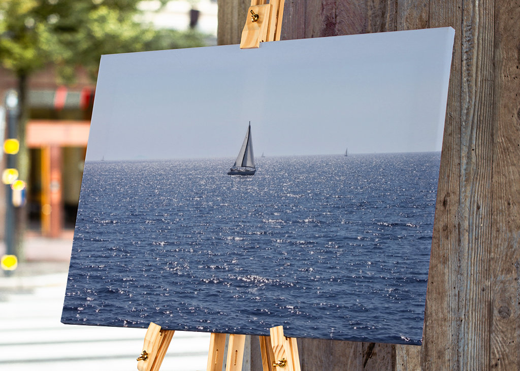 Żaglówka na musującym morzu