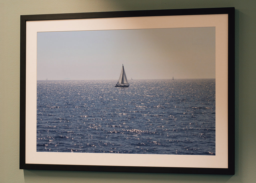 Żaglówka na musującym morzu