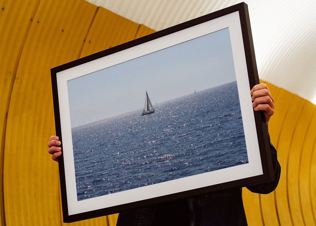 Żaglówka na musującym morzu