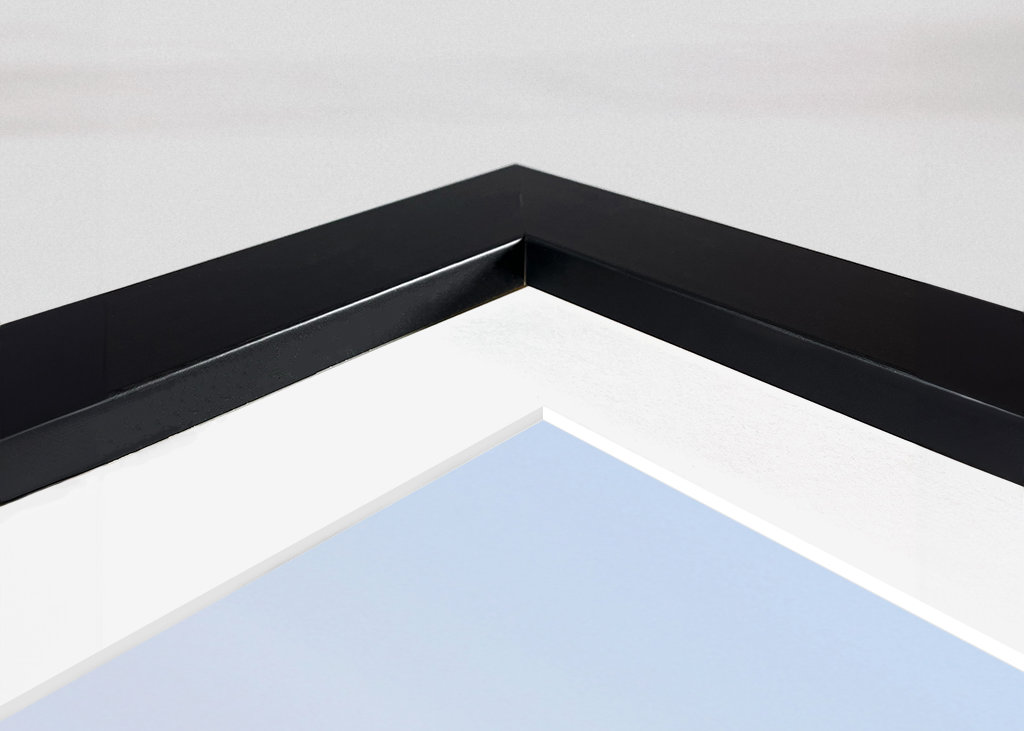 Żaglówka na musującym morzu