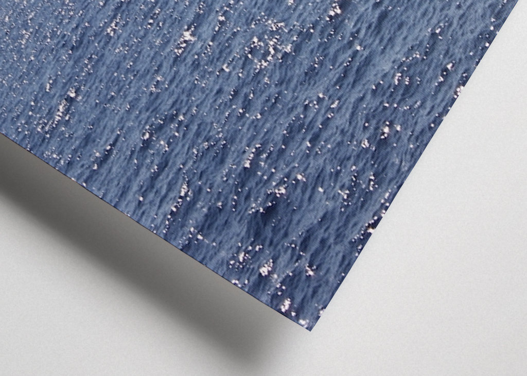 Żaglówka na musującym morzu