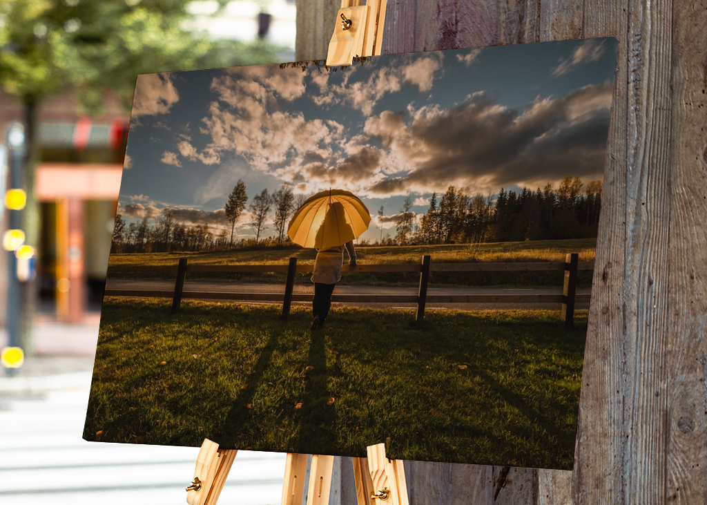 Fille avec coucher de soleil parapluie