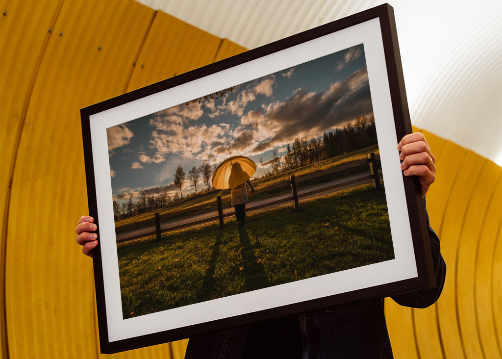 Fille avec coucher de soleil parapluie